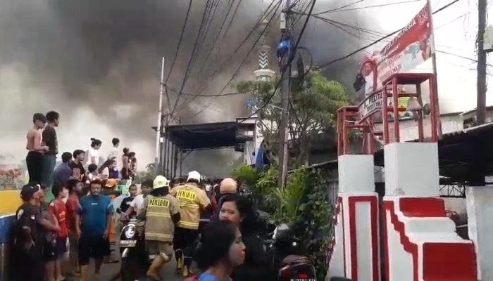 Kabel Sutet Konsleting dan Putus Jatuh di atas Rumah wargamengakibatkan 50 rumah dan 1 orang Meninggal dunia terdampak kebakaran di Palmerah Jakarta Barat