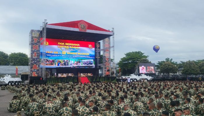Waksekjend DPP Walubi dr (C) KRT Romo asun Gotama,M.H. Melantunkan doa lintas agama,Dalam acara HUT Korps Marinir ke-80