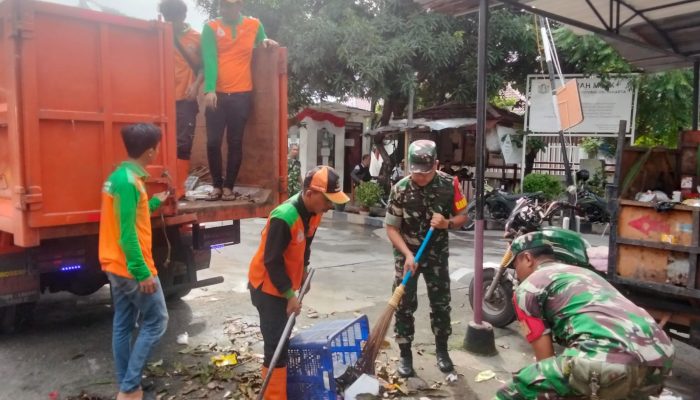 Koramil 06/Cempaka Putih Gadeng Kecamatan Cegah Banjir Dengan Bersihkan Saluran Air Pemukiman