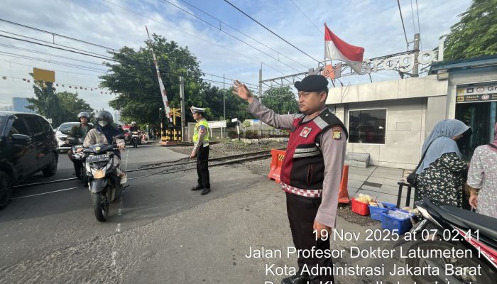 Polsek Grogol Petamburan Gelar Pengaturan Lalu Lintas di Dua Titik Rawan Kemacetan.