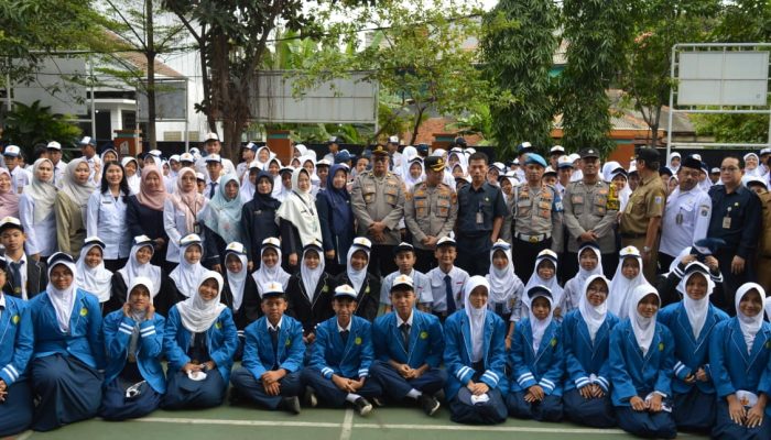 *Kapolsek Kalideres Jadi Pembina Upacara di SMPN 204, Ajak Pelajar Jauhi Tawuran & Narkoba*