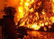 Sebuah Rumah Hangus di Lalap Si Jago Merah di Kelurahan Kapuk, Jakarta Barat