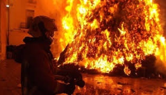 Sebuah Rumah Hangus di Lalap Si Jago Merah di Kelurahan Kapuk, Jakarta Barat