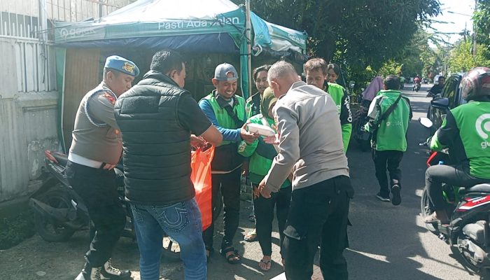 Polsek Grogol Petamburan Gelar Jum’at Peduli, Bagikan 200 Paket Nasi untuk Driver Ojek Online