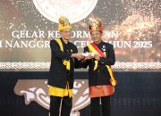 Mendagri Tito Terima Gelar Kehormatan “Ketua Panglima Hukum” dari Lembaga Wali Nanggroe Aceh