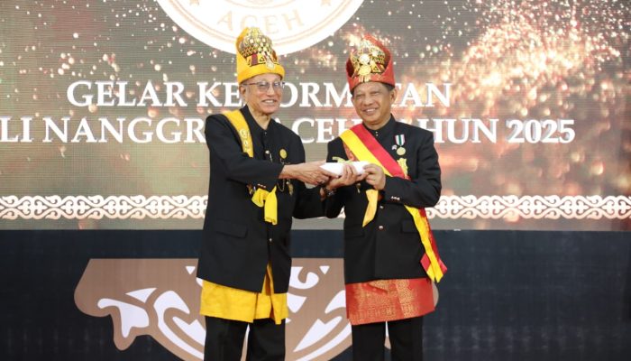 Mendagri Tito Terima Gelar Kehormatan “Ketua Panglima Hukum” dari Lembaga Wali Nanggroe Aceh