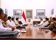 Presiden Prabowo Pimpin Rapat Khusus di Halim sebelum Bertolak ke Australia.