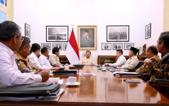 Presiden Prabowo Pimpin Rapat Khusus di Halim sebelum Bertolak ke Australia.