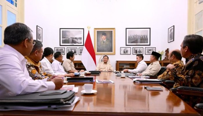 Presiden Prabowo Pimpin Rapat Khusus di Halim sebelum Bertolak ke Australia.