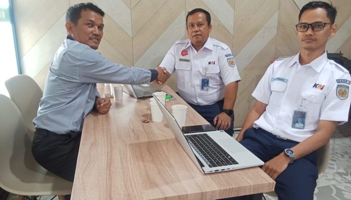 KAI Daop 1 Jakarta Imbau Masyarakat Tidak Beraktivitas di Jalur Rel KA