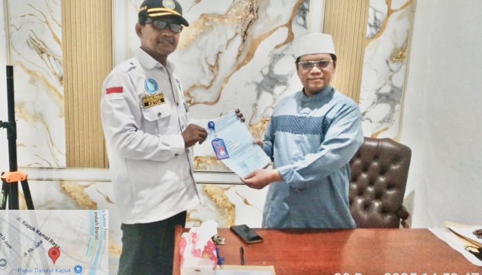 PENYERAHAN KTA GANN DAN SURAT TUGAS KEPADA KIYAI H.AHMAD RIDWAN SEBAGAI KADIV AGAMA DAN KEROHANIAN