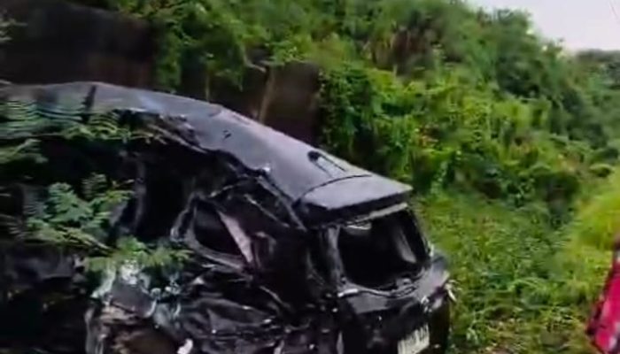Kecelakaan Hari Ini Minibus Tertabrak Kereta Bandara,di Semanan, Kalideres Jakarta Barat