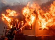 DIDUGA KONSLETING LISTRIK GUDANG RONGSOK DI CENGKARENG HABIS TERBAKAR MENGAKIBATKAN KERUGIAN PULUHAN JUTA