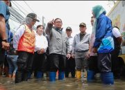 Gubernur DKI Jakarta Pramono Anung Kunjungi Pengungsian Warga yang Terimbas Banjir di Cengkareng Jakarta Barat.
