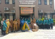 Ibu Walikota Tangerang Kota Turunkan Sembako Untuk Warga Pondok Bahar Yang Terdampak Banjir