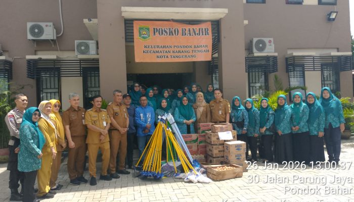 Ibu Walikota Tangerang Kota Turunkan Sembako Untuk Warga Pondok Bahar Yang Terdampak Banjir
