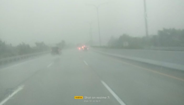HUJAN  DERAS DISERTAI KABUT TEBAL DI KOTA TANGERANG, JARAK PANDANG HANYA 1 KILOMETER