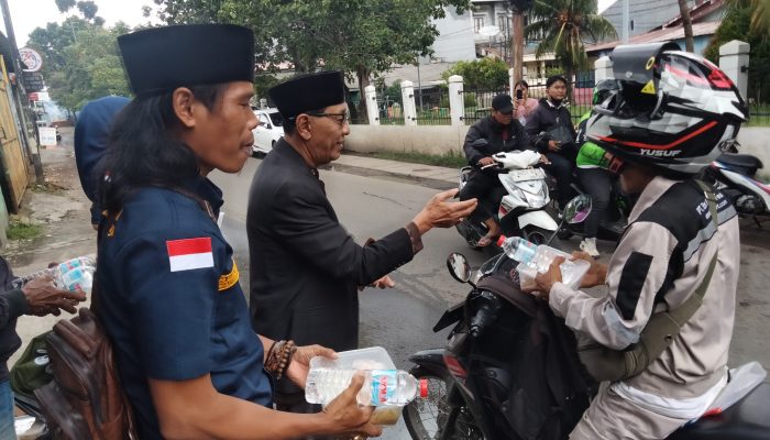 Media Online Pancanews.com mengadakan “Jumat Berkah” di sekitar Kecamatan Cengkareng Jakarta Barat