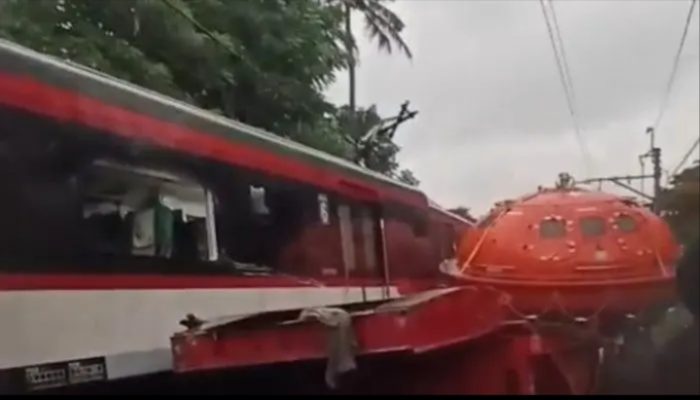 Kereta Api  Bandara Tabrak Truk Kontainer di Poris: Perjalanan Terganggu, Kemacetan Parah Melanda