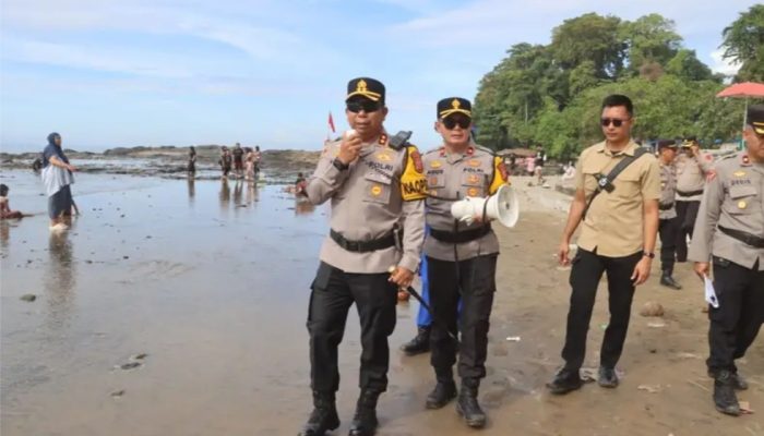 Pantau Langsung Pesisir Pantai, Kapolres Sukabumi Himbau Wisatawan Jangan Berenang Terlalu Jauh Utamakan Keselamatan Keluarga