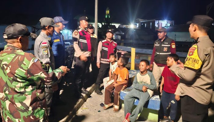Sinergi TNI-Polri Perkuat Siskamling, Patroli Malam Gabungan Cegah Guantibmas di Kepulauan Seribu Utara