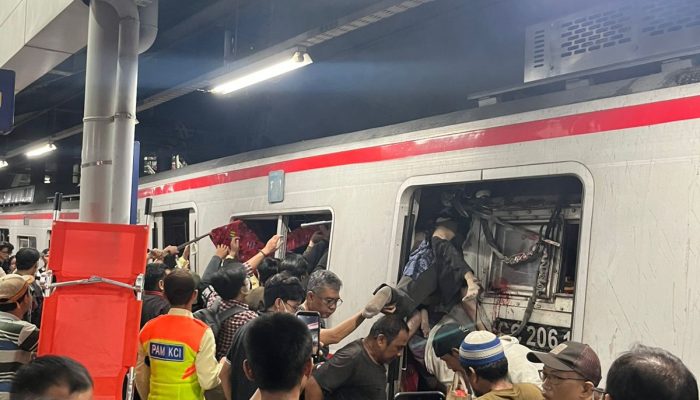 GEMPAR! Tragedi Berdarah di Stasiun Bekasi Timur: Argo Bromo Seruduk KRL, Gerbong Penumpang Ringsek Parah