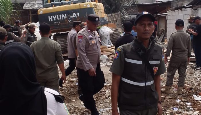 Pemerintah Kota Administrasi Jakarta Barat Kembali Melakukan Penertiban dan Relokasi Warga Yang Menempati Lahan Milik Dinas Pertamanan dan Hutan Kota