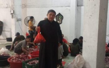 KETUA DKM MASJID AL-HIKMAH RUDI SITEPU: SEMBELIH 6 SAPI & 12 KAMBING, DISTRIBUSI DAGING TANPA SISTEM ANTREAN