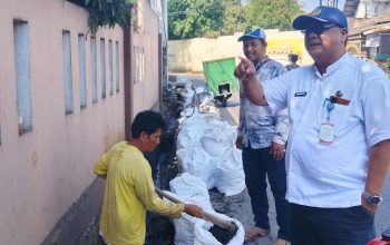 ANTISIPASI GENANGAN AIR, KELURAHAN CIBODAS DAMPINGI DINAS PUPR LAKUKAN NORMALISASI DRAINASE DI JALAN DIPATI UNUS