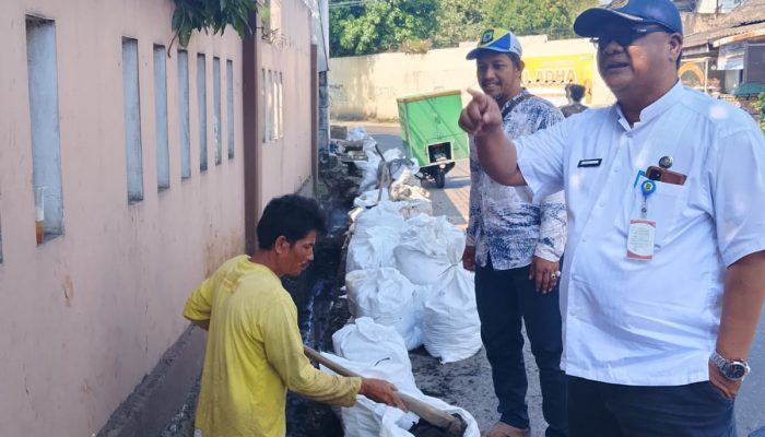 ANTISIPASI GENANGAN AIR, KELURAHAN CIBODAS DAMPINGI DINAS PUPR LAKUKAN NORMALISASI DRAINASE DI JALAN DIPATI UNUS