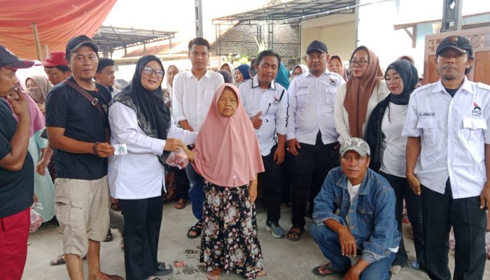MOMEN IDUL ADHA MEMBAWA BERKAH: DPC PSI TELUKNAGA BERSAMA DPRT BOJONG RENGED SALURKAN 300 PAKET DAGING KURBAN