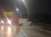 Sangat Berbahaya!Kecelakaan Tunggal di Fly Over Pesing, Mobil Gran Max Hancurkan Pembatas Jalan