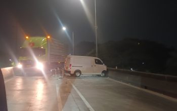 Sangat Berbahaya!Kecelakaan Tunggal di Fly Over Pesing, Mobil Gran Max Hancurkan Pembatas Jalan
