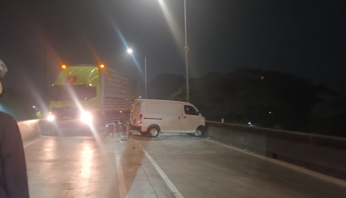 Sangat Berbahaya!Kecelakaan Tunggal di Fly Over Pesing, Mobil Gran Max Hancurkan Pembatas Jalan