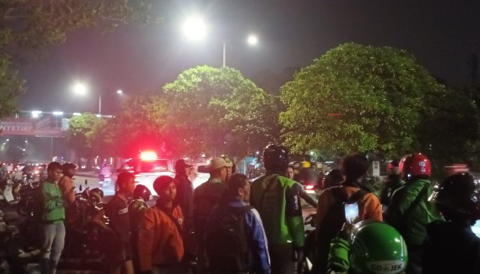 Lalai Saat Melaju Kencang, Ojol Hantam Truk Kontainer di Daan Mogot, Kondisi Motor Ringsek Parah