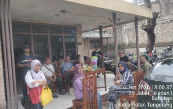 Gelorakan Semangat Gotong Royong, Pengurus dan Kader DPD Partai Gelora Kota Tangerang Kompak Kerja Bakti Bersihkan Kantor