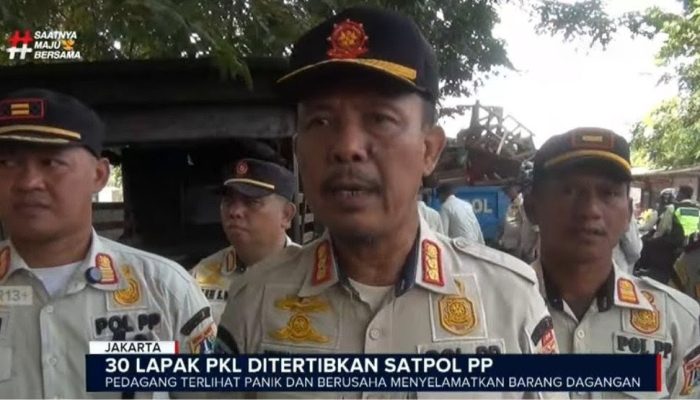 Trotoar Depan RS Hermina Kalideres ‘Dibersihkan’, Satpol PP Gusur Puluhan PKL dan Parkir Liar