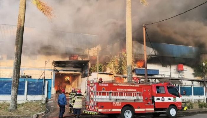 Ngeri,Kawasan Industri Cikupa Membara: 6 Gudang Ludes, Ledakan Keras Guncang Lokasi