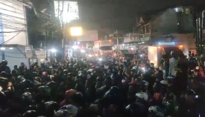 “Ojol Kepung Kantor Debt Collector di Kopo Bandung, Kantor Ditutup Paksa Usai Diduga Salah Sasaran!”