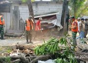 Aksi Nyata Kemanunggalan TNI-Rakyat: Prajurit Koramil 02/Batuceper Bahu-Membahu Bersama Warga Berantas Tumpukan Sampah di Jurumudi