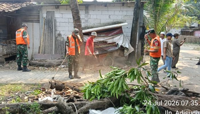Aksi Nyata Kemanunggalan TNI-Rakyat: Prajurit Koramil 02/Batuceper Bahu-Membahu Bersama Warga Berantas Tumpukan Sampah di Jurumudi