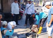 Antisipasi Banjir, Kasi Ekbang Kelurahan Cibodas Tinjau Langsung Perbaikan Saluran Air di RW 06