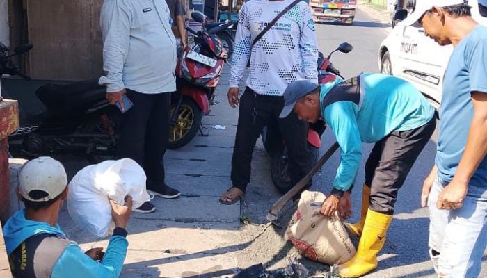 Antisipasi Banjir, Kasi Ekbang Kelurahan Cibodas Tinjau Langsung Perbaikan Saluran Air di RW 06