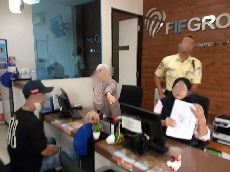 Suasana di kantor FIF Cabang Tangcity, Kota Tangerang, saat jurnalis Ageng Suseno melakukan konfirmasi terkait prosedur pengambilan BPKB sebelum terjadi dugaan intimidasi dan penganiayaan yang kini telah dilaporkan ke Polres Metro Tangerang Kota. Wajah sejumlah pihak dalam foto disamarkan untuk melindungi privasi dan menghormati asas praduga tak bersalah.