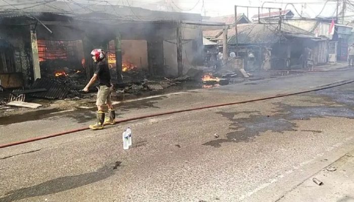 Kebakaran Hebat Ludeskan Ruko dan Rumah Warga di Balaraja, Warga Bahu-Bahu Bantu Pemadam