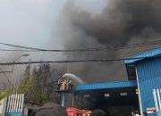 Pabrik Bohlam & Kipas Angin di Batuceper Tangerang Ludes Terbakar, Ratusan Pekerja Berhamburan Selamatkan Diri