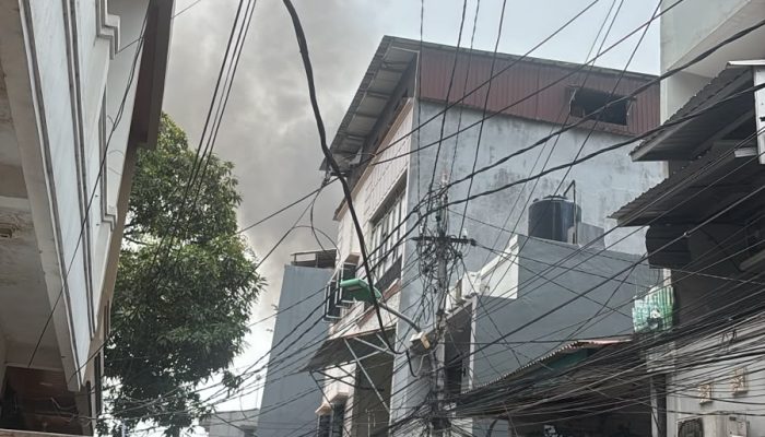 KEBAKARAN MELANDA TAMANSARI JAKARTA BARAT: 23 RUMAH TERBAKAR, 8 ORANG LUKA RINGAN
